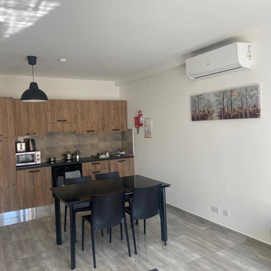 F10 Room 3, Private Room Two Single Beds Shared Bathroom In Shared Flat Msida Exterior foto